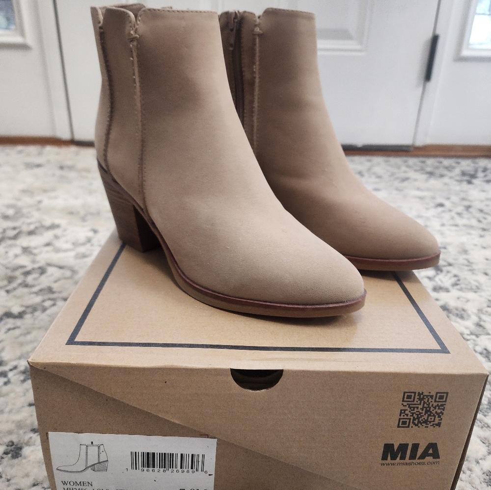 MIA Lolo Stone Booties, size 7.0M